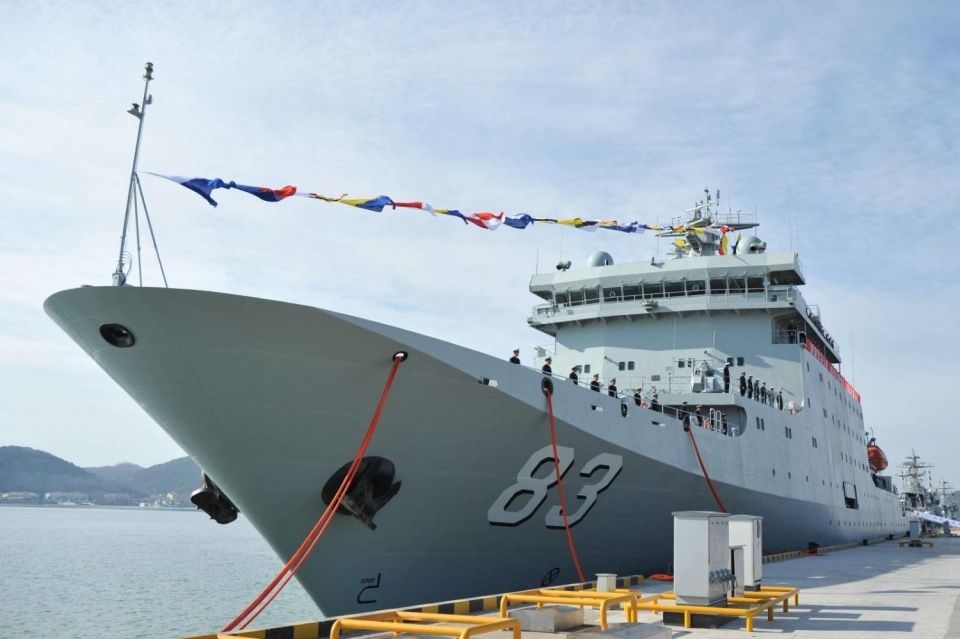 中国又一艘新战舰入列 光是名字就让日本人坐