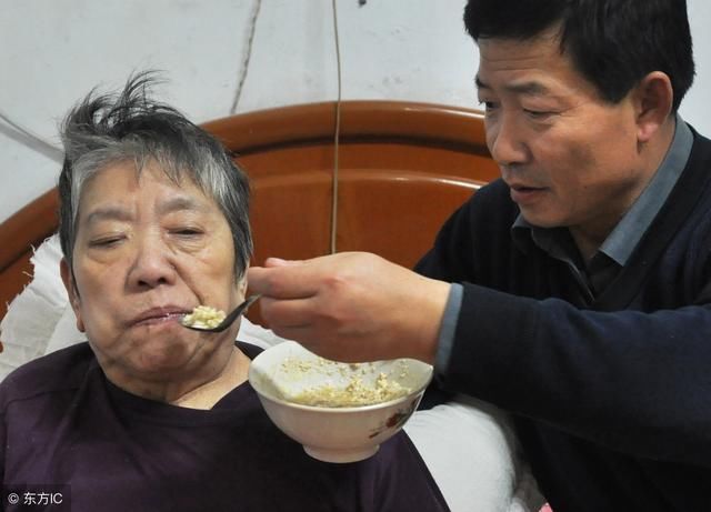 母亲老了,被三个儿子丢到养老院,被小舅子接走,发财了