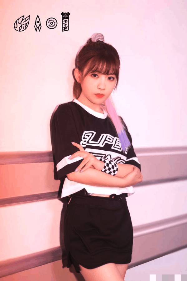 火箭少女直播出事故,伴奏突然消失,坚持表演清