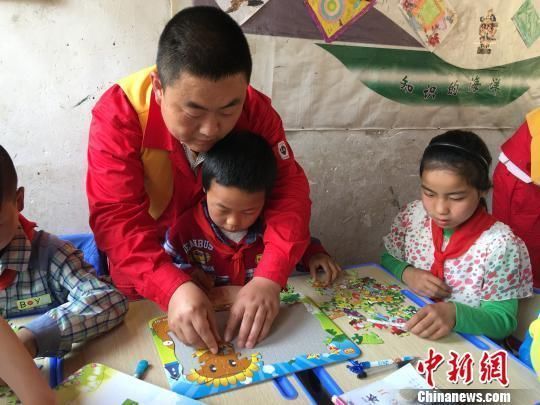 长庆油田采油十一厂采油作业区大部分在甘肃庆阳市庆城、镇原、环县等地。多年来,该厂先后组织青年志愿者为油区农村小学支教并提供教学设施。图为该厂志愿者教当地小学生画画。(资料图) 周沛龙 摄 中新网兰州7月11日电 (记者 侯志雄)雨后的黄土塬,道路泥泞,岭谷交织。甘肃庆阳市庆城县桐川乡南湾小学坐落在梁峁结合的地上,下课铃声过后,教师曹枫林带着23名学生在小操场上排好队形,开始了萝卜蹲。这是今年六一儿童节期间,长庆油田采油十一厂青年志愿者教给与孩子们的游戏。 宝石花青年志愿者把爱心送上,石油工人