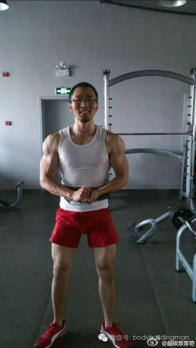 “当时肚子有肥肉,想练出腹肌,想法很单纯”