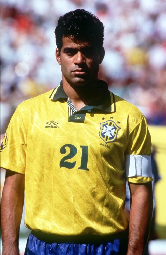 巴西足球历史20大传奇10号:小罗力压内马尔,卡