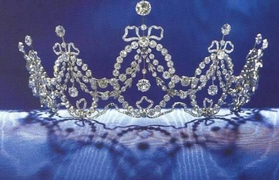 叶罗丽测试:选一个公主皇冠,测学校里谁把你当