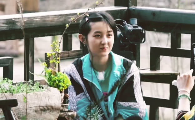 张子枫参加向往的生活,看到她的蕾丝外套,网友