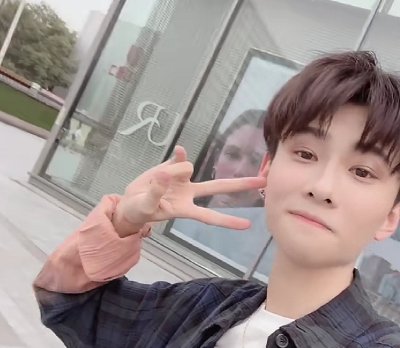 套路璐晒王乐乐全脸,6字配文太挑衅!网友:牌牌琦都没你胆大! 九州娱乐金百利推球