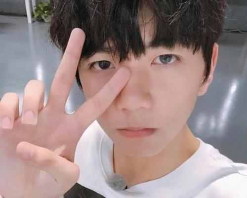 娱乐圈下一个范丞丞?张丹峰儿子签约乐华,出道