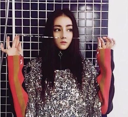 四大女星争穿一件衣服,宋茜反穿太聪明,迪丽热