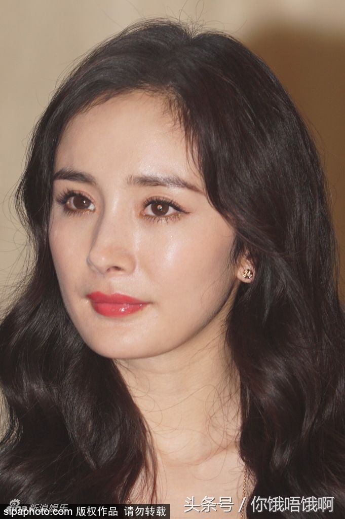 杨幂弄了洋娃娃的卷发 看起来发际线变低了 近