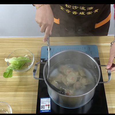 在家自做咸蛋黄鲜肉馄饨