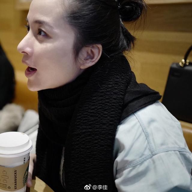 靳东老婆李佳晒好友相聚照 素颜出镜皮肤精致气质佳