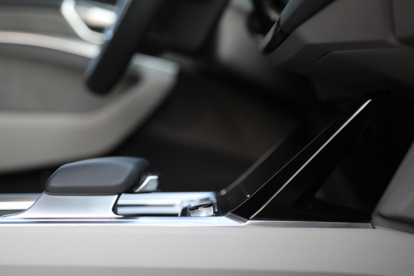 奥迪e-tron首试:大厂出招,虐杀Tesla?中东也要纯