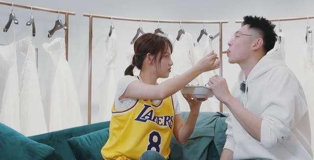 单身儿女吃爸妈撒的狗粮是啥体验?果然,老婆