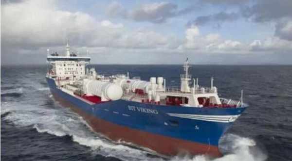 3艘俄罗斯巨轮抵达美国,欧盟闻讯全炸锅了!