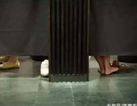 美女商场换衣服窗帘突然被拉开, 孩子父母: 反正