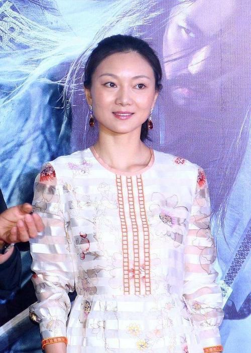 张艺谋小31岁娇妻晒照庆生！小女儿为妈妈戴皇冠，长得太像爸