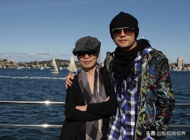 周杰伦多次夸赞妈妈时尚，看到照片，一般人比不了这种潮范