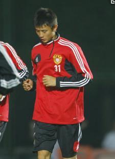 中国足球队员再次留洋,不留中超挣钱,去欧洲提