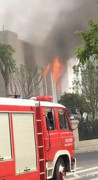 吉安公安局指挥大楼起火 现场浓烟滚滚
