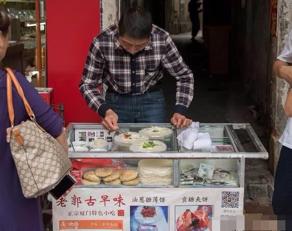 60岁大爷摆摊卖小吃30年，一天卖出上百个，自己却不舍吃一口！