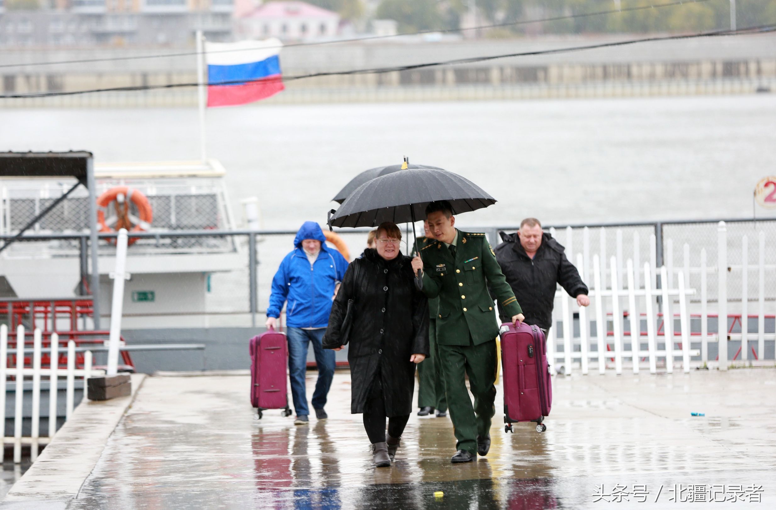 黑河遭遇暴雨侵袭，边检官兵五小时为千余名中俄游客撑伞遮雨送行_【今日爆点】