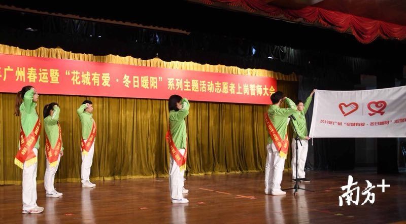 万余名志愿者服务春运,这个冬天让旅客感受花