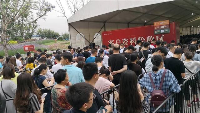 疯狂的摇号购房：交500万给2分钟选房，万人排队比春运抢票更难