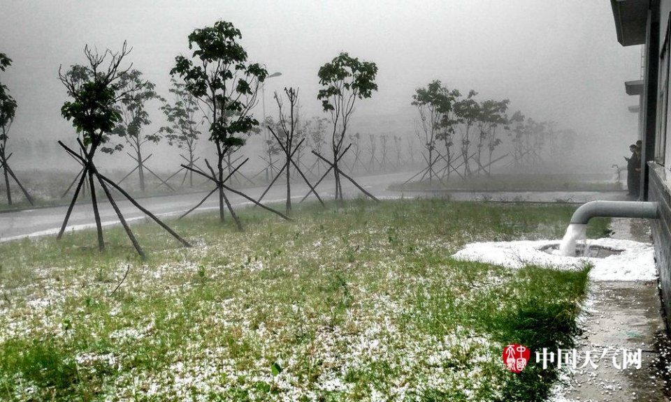 辽宁辽阳降直径23毫米冰雹 地面被冰雹覆盖