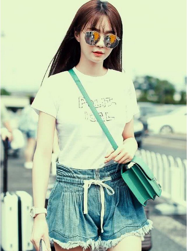 沈梦辰的牛仔短裤够美了,没想到看到杨蓉,网友