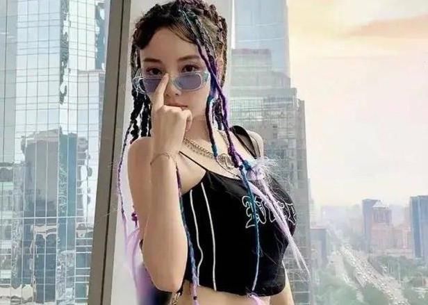 相差13岁的李小璐吴宣仪撞衫，气质却完全不同，没对比就没伤害