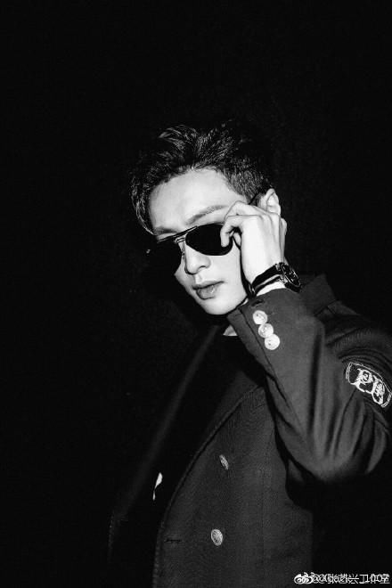 一小女孩求张艺兴索要签名,一旁女助理却伸手