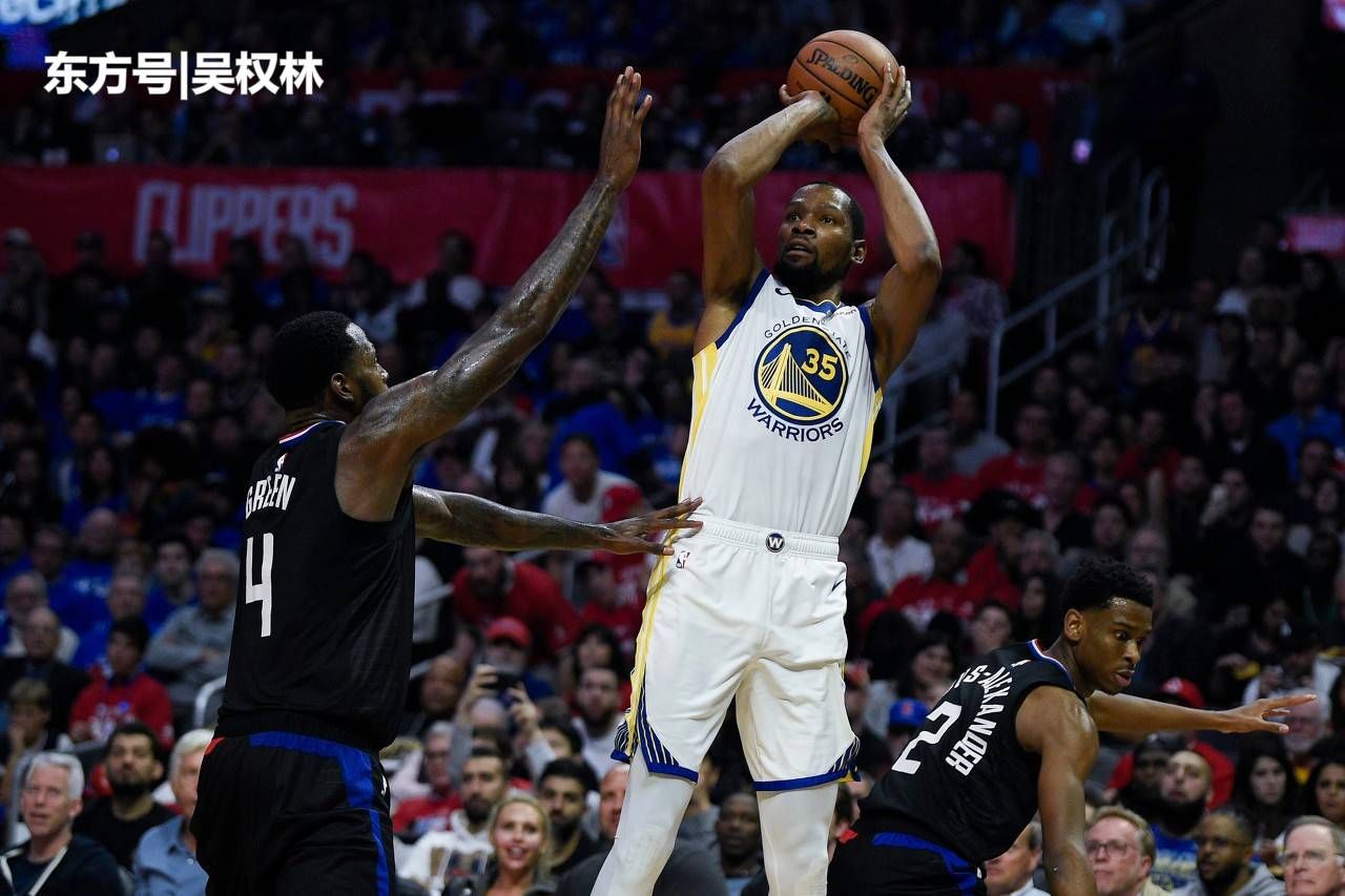 尊重!杜兰特深情拥抱贝弗利,格林追赶几十米,只