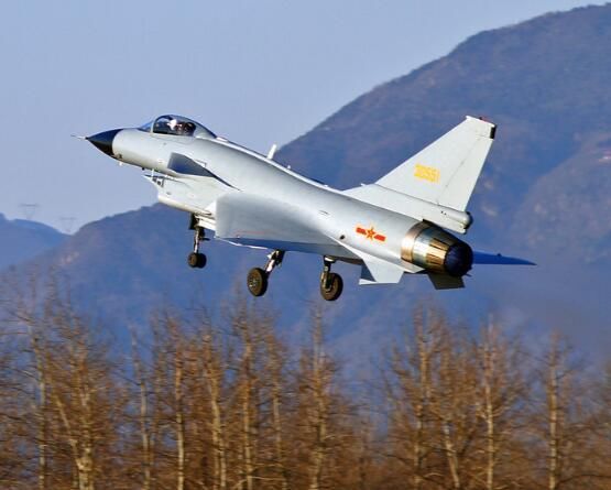 中国首款国产三代机歼10首飞20年 正因为它才