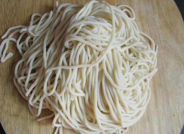 外面卖的面条为啥不会粘一起,原来他们做了这样“手脚”你看过吗