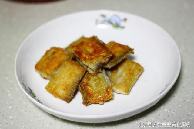 带鱼这么做，皮酥肉嫩，酸甜可口，孩子吃完还要再吃