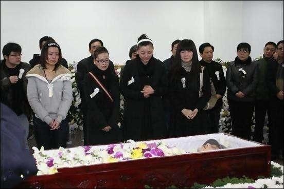 22岁一举成名,因接电话意外去世,男友温兆伦葬礼上几度昏厥