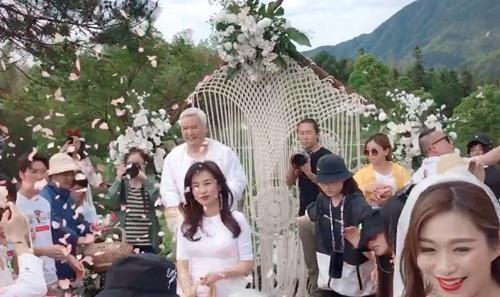 张庭和老公林瑞阳带微商团队爬山,大秀恩爱