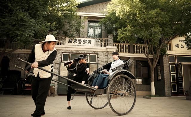 女子在儿童乐园