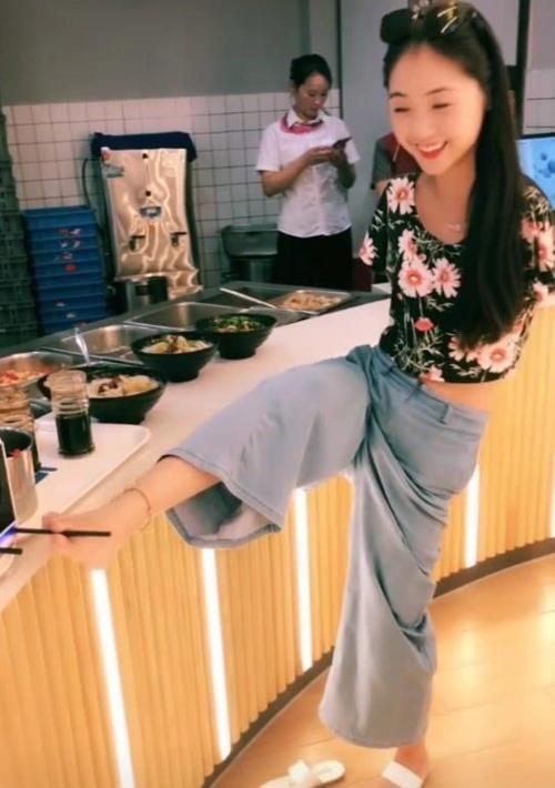 女孩在餐厅用脚取筷子,旁人看到后,反而称赞该