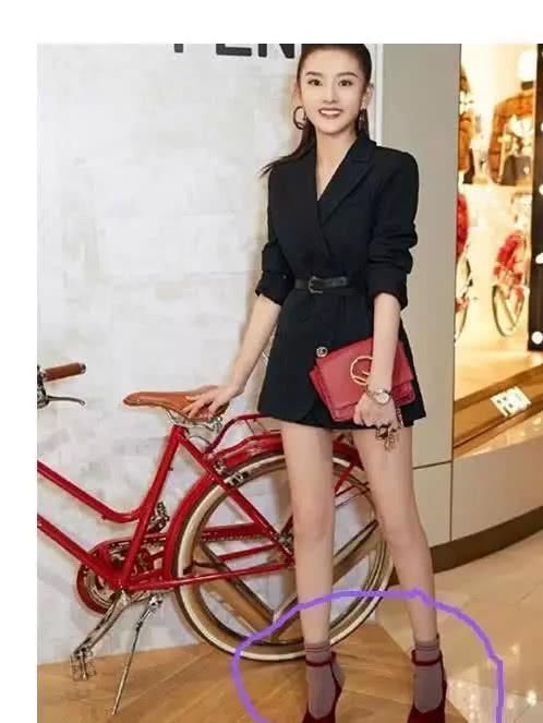 宋祖儿不离高跟鞋,灰丝袜配红色高跟鞋,出人意外的好看