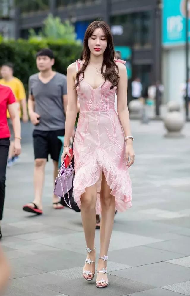 美女搭配高跟鞋,让自己显得更有魅力 99真人网上娱乐平台