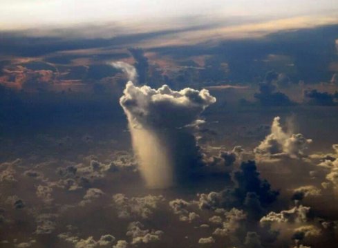坐飞机遇上下雨才是你的福气，雨景实在太美了如梦似幻!