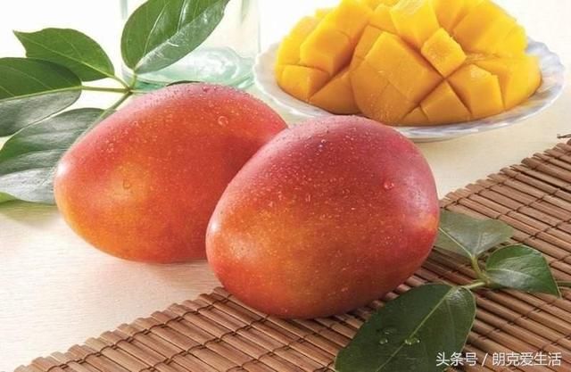 怎么吃芒果不沾手 t01214e229749f8cdf9.jpg