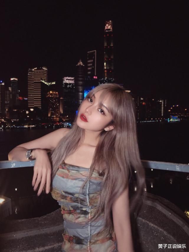 周扬青与安琦同框现身夜上海，两人都是高颜值，脸上黑痣意外抢镜