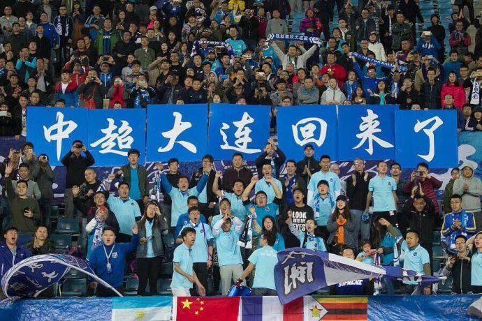 大连市体育中心体育场没有坐票!一位大连年轻