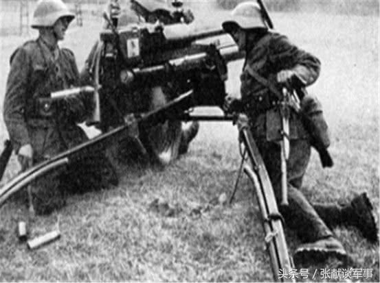 二战欧洲一小国,德国军队架起武器准备进攻,希