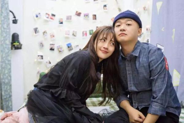 张智霖包贝尔收拾行李,有谁注意到各自妻子的