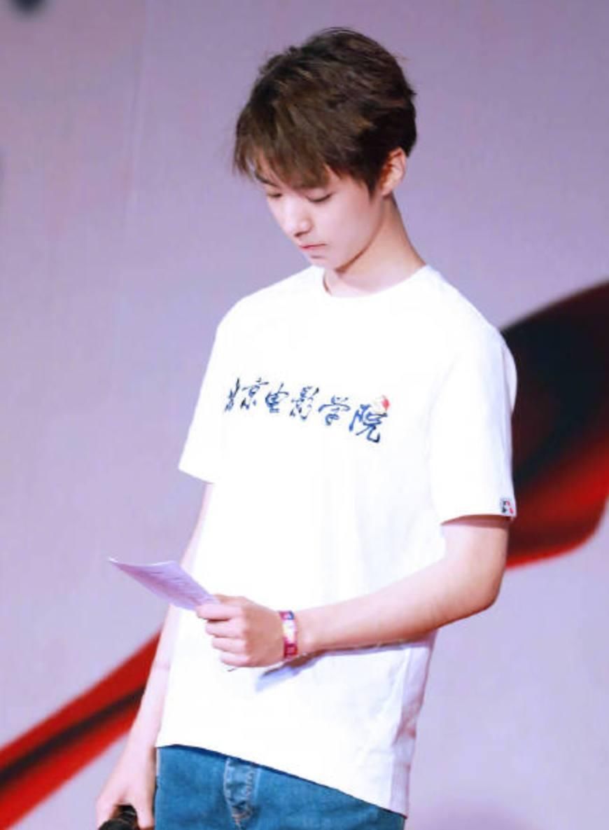 王俊凯:北京理工大学朗诵表演,全程高冷!他的朗