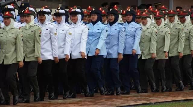 女兵是世界各国阅兵式上的“靓丽风景”!