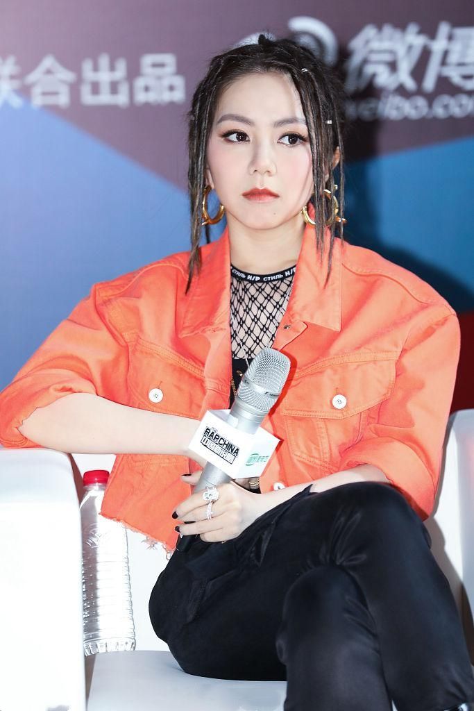 邓紫棋出席《中国新说唱》发布会,露脐秀蛮腰