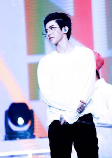 NPC成员没有刘海:蔡徐坤帅到窒息,陈立农更仙